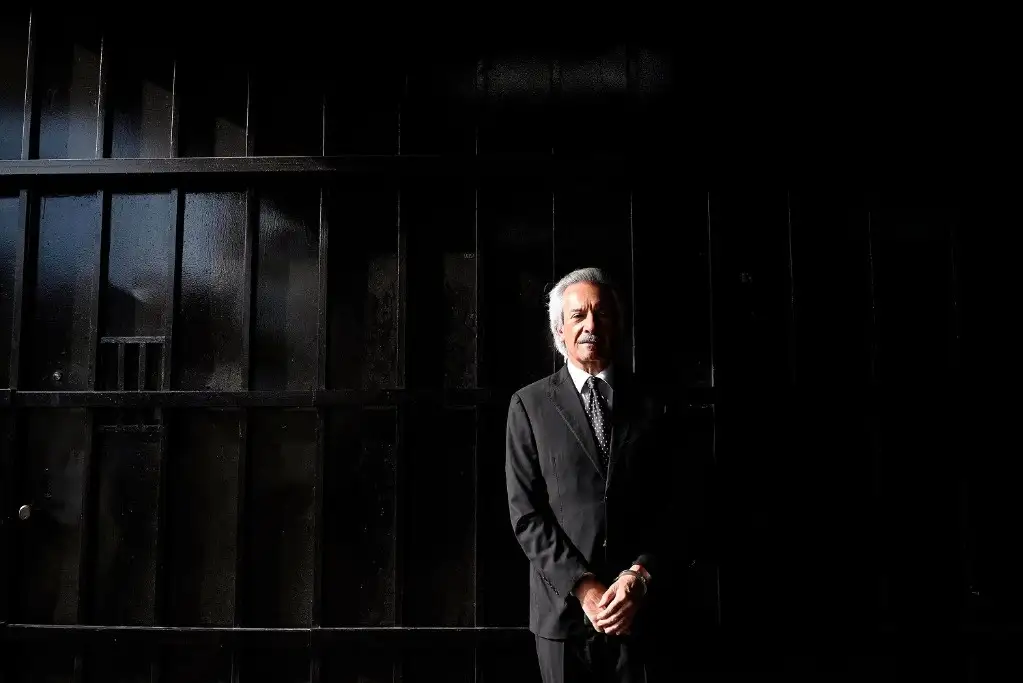 El periodista José Rubén Zamora fue detenido en 2022 por supuesto lavado de dinero. Llevaba encerrado dos años sin sentencia. Foto Afp   