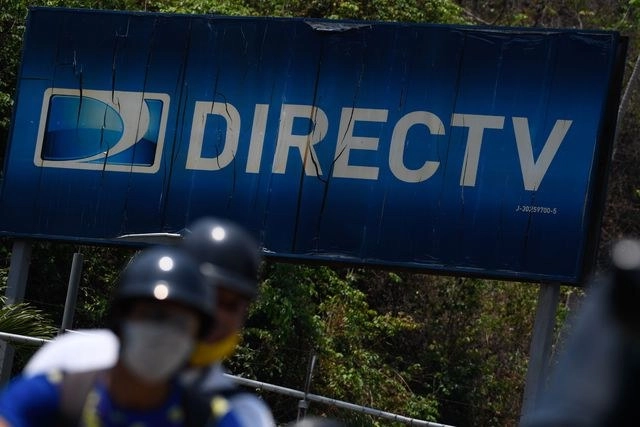 El máximo tribunal de Venezuela ordenó este viernes la toma "inmediata" de los bienes y equipos en el país de la plataforma por suscripción DirecTV. Foto Afp 