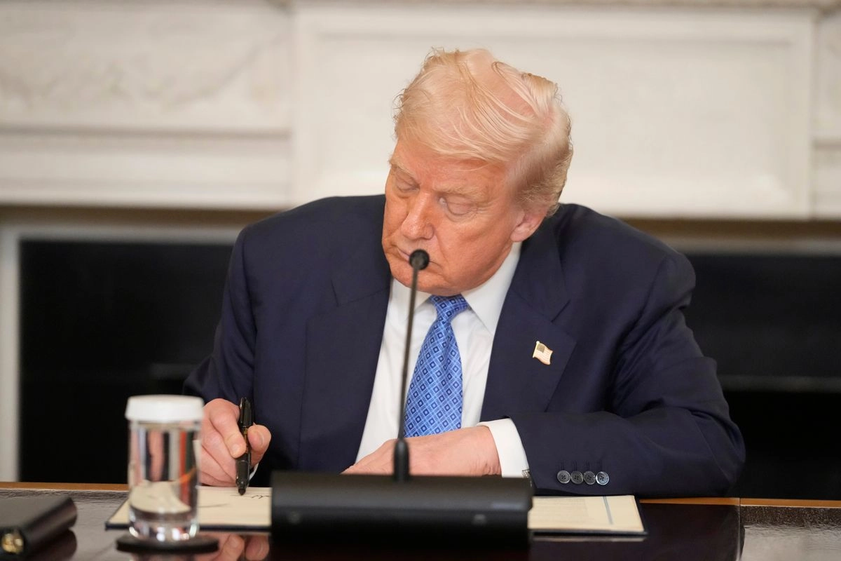 El presidente Donald Trump ha firmado una orden secreta dirigiendo al Pentágono a emplear fuerza militar contra cárteles de droga que fueron previamente designadas como organizaciones “terroristas” en varios países. Foto