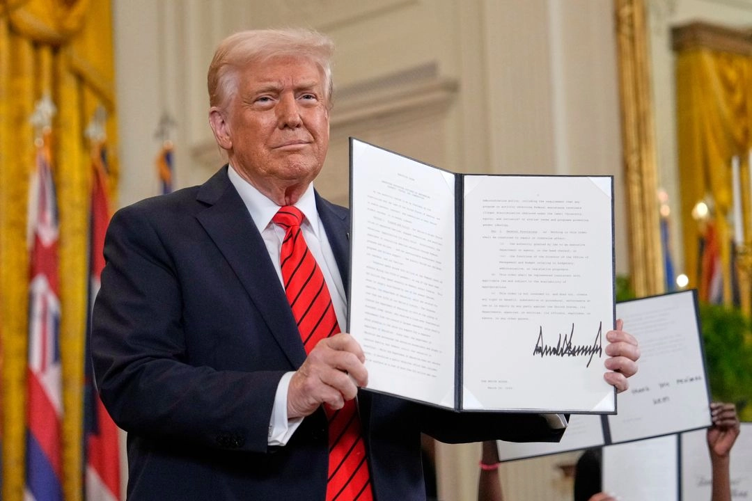 El presidente Donald Trump muestra su más reciente orden ejecutiva firmada, esta vez para transformar la administración de las escuelas, los temas que imparten e incluso perfila quiénes quedan excluidos de recibir formación académica.