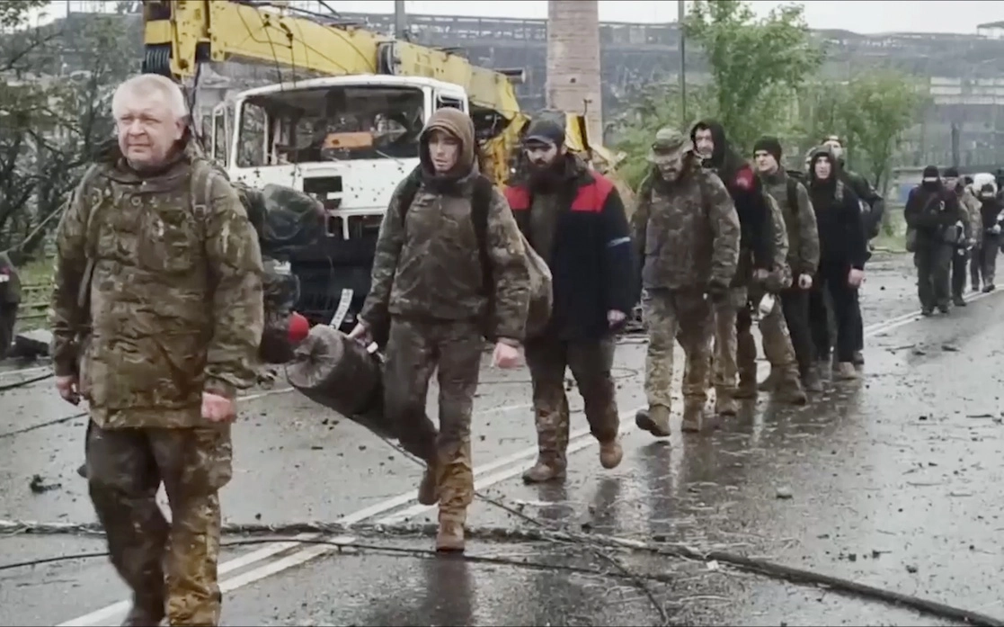 El Ministerio de Defensa ruso distribuyó el video en el que se muestra la salida de los últimos combatientes ucranios que estaban atrincherados en la siderúrgica Azovstal en Mariupol. Foto vía Ap