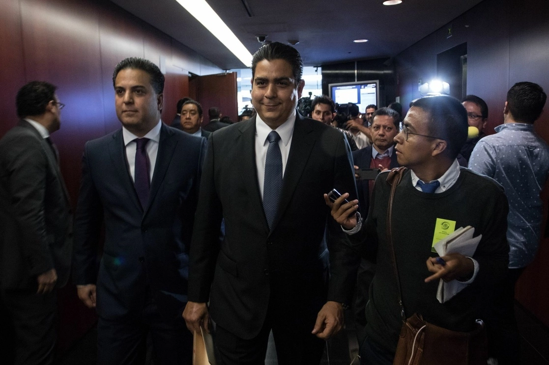El senador del PAN, Ismael García Cabeza de Vaca (centro) obtuvo un amparo para desbloquear cuatro cuentas congeladas por la UIF. Foto Cuartoscuro / Archivo
