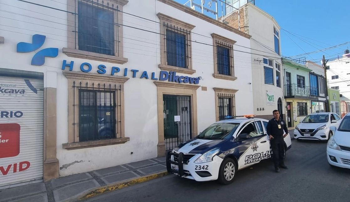 La FGE de Durango emitió ayer órdenes de arresto contra administradores y dueños de los hospitales privados Dickava (en la imagen), Del Parque, Santé y San Carlos, por los casos de meningitis que a la fecha han cobrado 22 víctimas mortales. Foto Saúl Maldonado