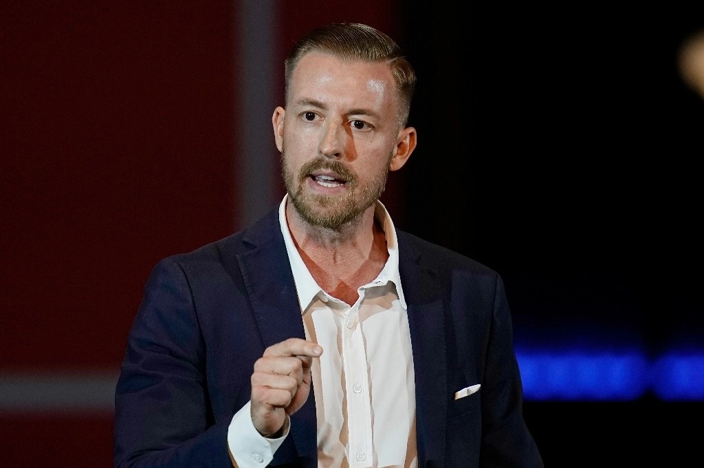 Ryan Walters, candidato republicano a superintendente del estado de Oklahoma, habla en un mitin, el 1 de noviembre de 2022, en la ciudad de Oklahoma. Foto Ap