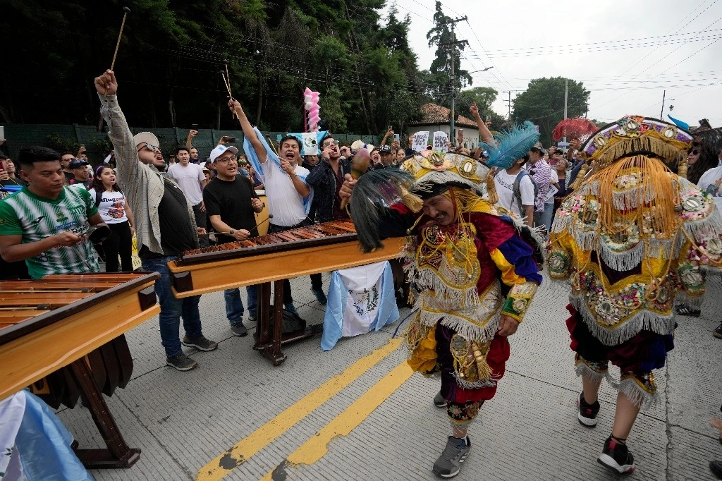 Con una muestra cultural, los seguidores del presidente electo, Bernardo Arévalo, bloquean el puente Matasano, en la capital guatemalteca, para protestar contra la “persecución” al partido Movimiento Semilla. Foto Ap 