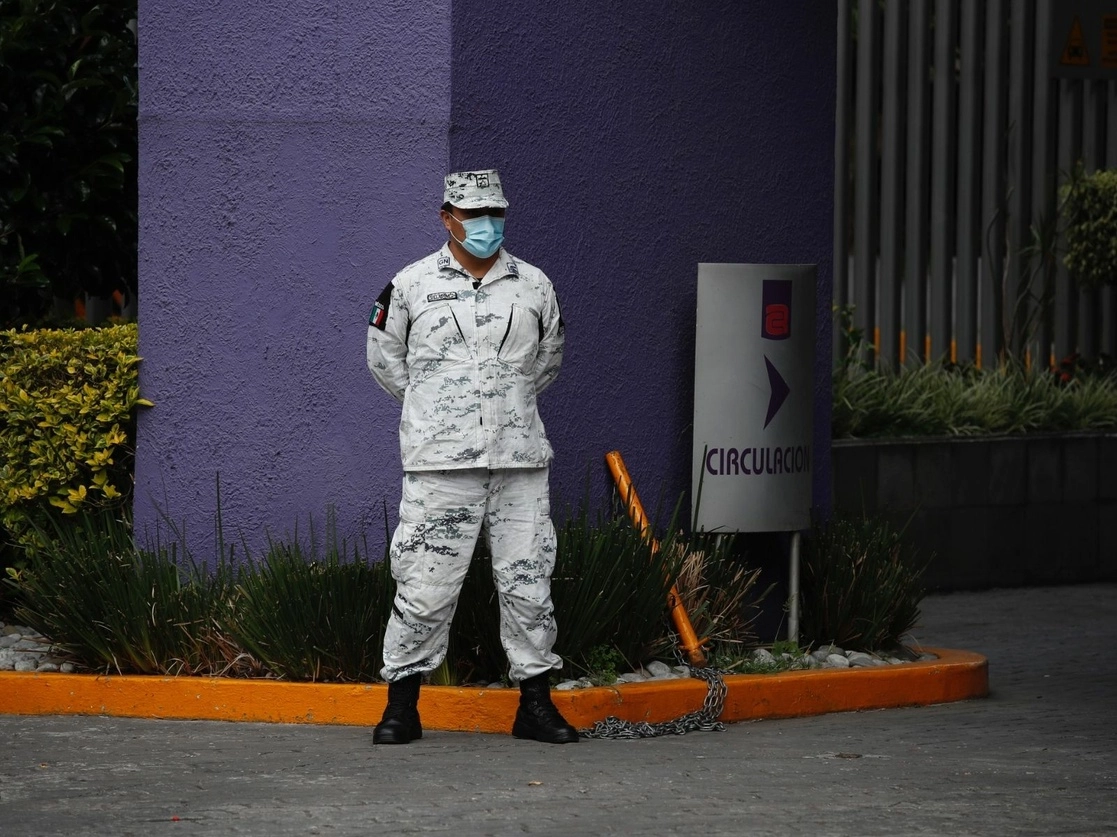 Vigilancia de un elemento de la Guardia Nacional en el Hospital donde fue internado Emilio Lozoya tras su extradición a México. Foto Cristina Rodríguez / Archivo