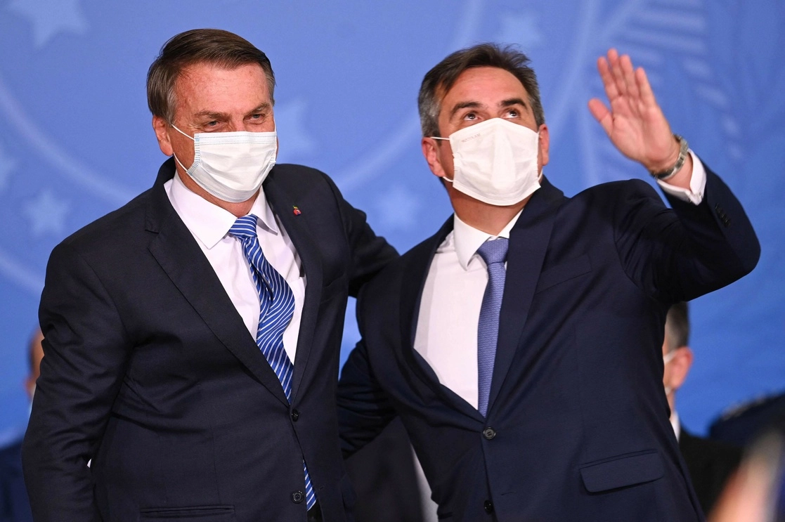 El presidente brasileño, Jair Bolsonaro, y el senador Ciro Nogueira, durante una reunión. Foto Afp