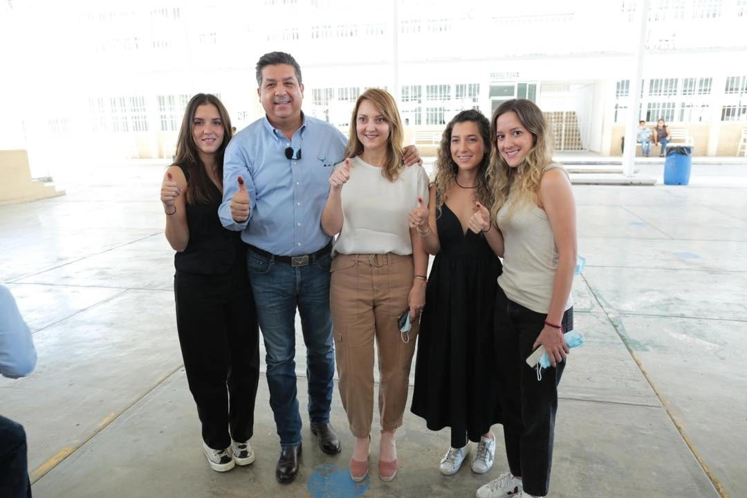 El gobernador de Tamaulipas, Francisco García Cabeza de Vaca (c, izq) junto con su esposa Mariana Gómez Leal (c, der). Foto tomada de su página de Facebook