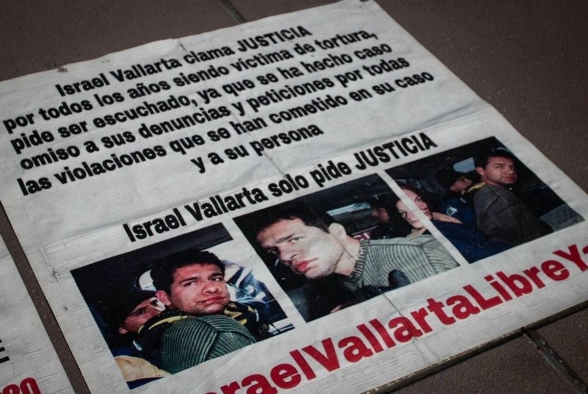 Mantas con la fotografía de Israel Vallarta que formaban parte de un plantón en el Zócalo de la CDMX realizado por su esposa, Mary Sainz. 
