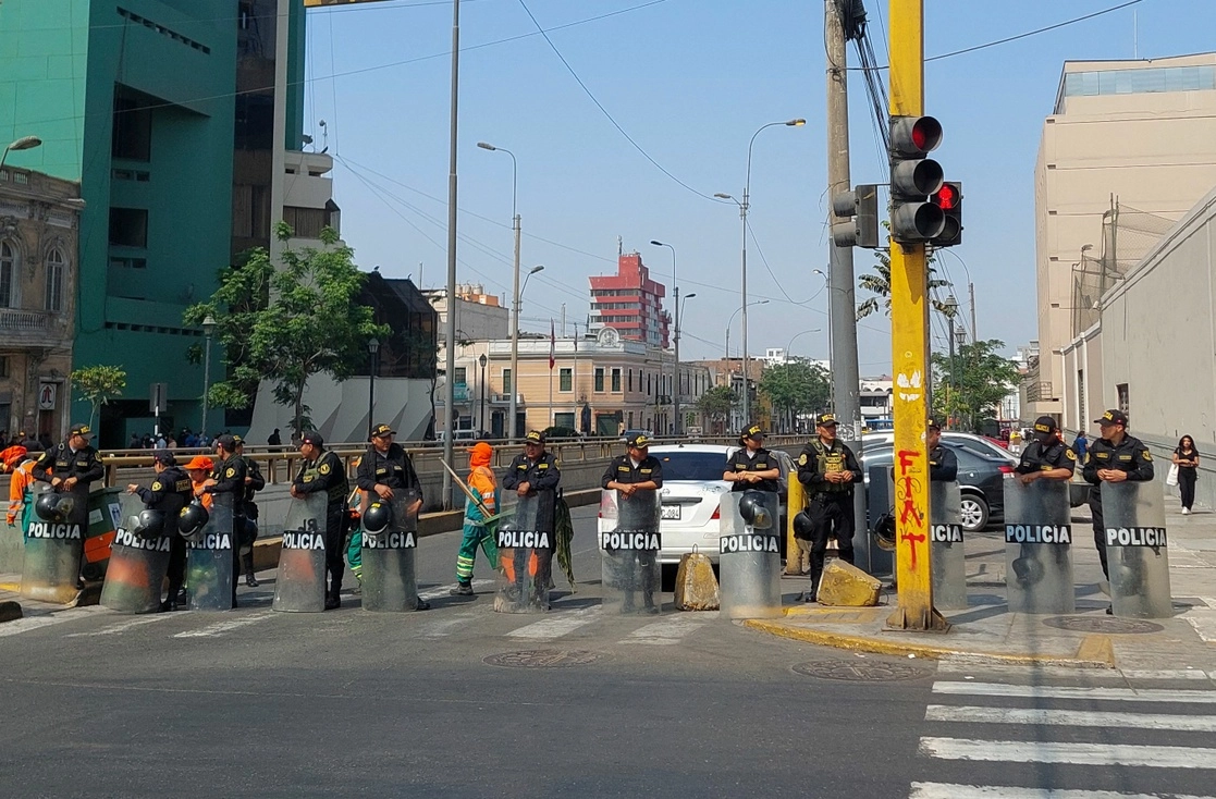 Policías resguardan inmediaciones de fiscalía donde están los detenidos en la Universidad de San Marcos, en Lima. Foto Afp