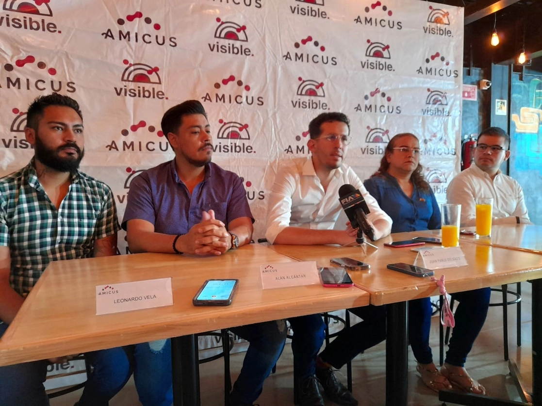 Integrantes de la comunidad Amicus quienes interpusieron el recurso para corregir el Presupuesto de egresos estatal. Foto Carlos García
