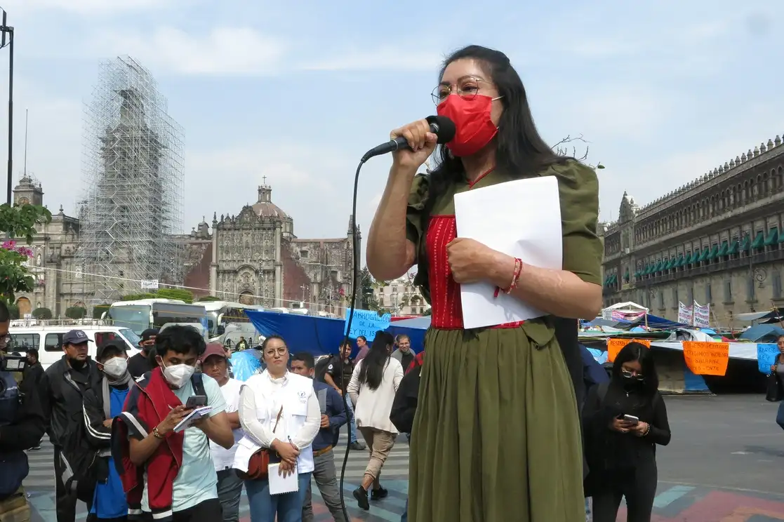 María Elena Ríos, saxofonista mixteca agredida con ácido, durante una manifestación en el Zócalo de CDMX, el 29 de noviembre de 2022. Foto María Luisa Severiano