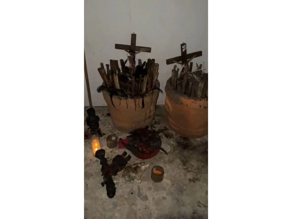 Ramiro “N”, escolta del ex director del Fideicomiso Lago de Tequesquitengo Dionisio “N” fue detenido durante el cateo a la casa de ex funcionario, donde se hallaron cráneo y objetos ceremoniales. Foto 
