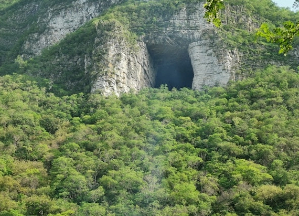 La pedrera que opera a un costado de la denominada “Cueva de los Murciélagos”, en el municipio neolonés de Santiago, será retirada por afectar el hábitat de los quirópteros. Foto tomada de Google Maps