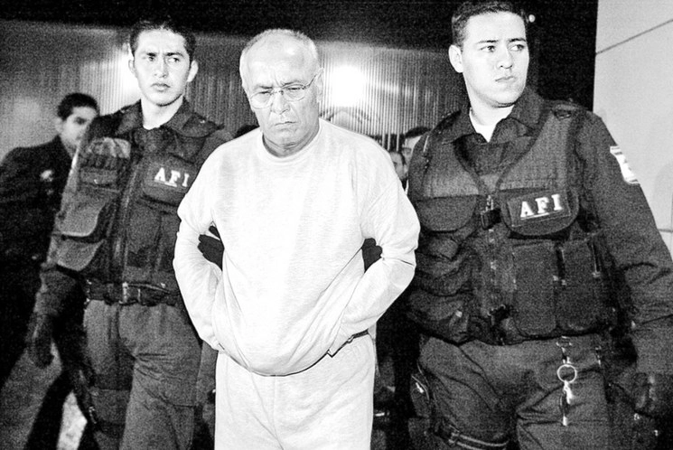 Jean Succar Kuri, al llega extraditado de EU al hangar de la PGR, el 15 de julio de 2006.Foto: José Antonio López