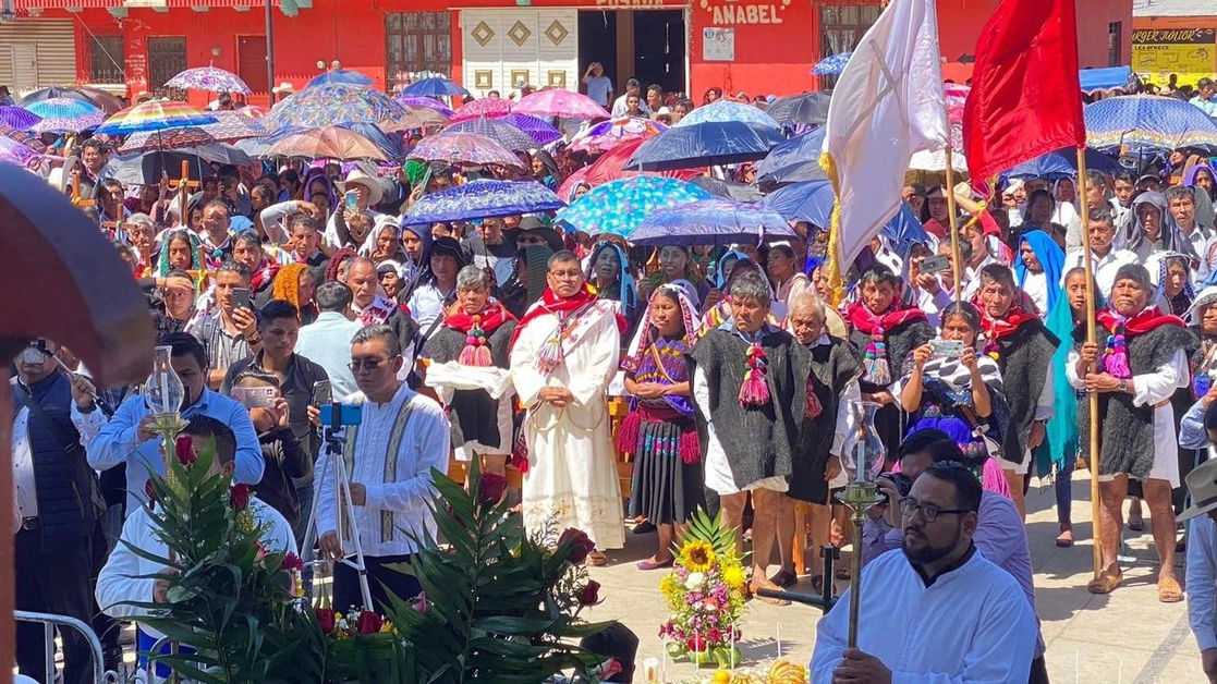 Aspectos de la misa y celebración religiosa. Foto La Jornada