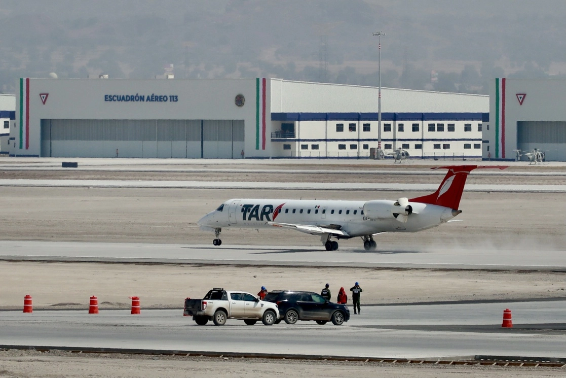 Aterrizaje de un vuelo comercial sin pasajeros en una pista en el aeropuerto de Santa Lucía, en febrero pasado. Foto Luis Castillo