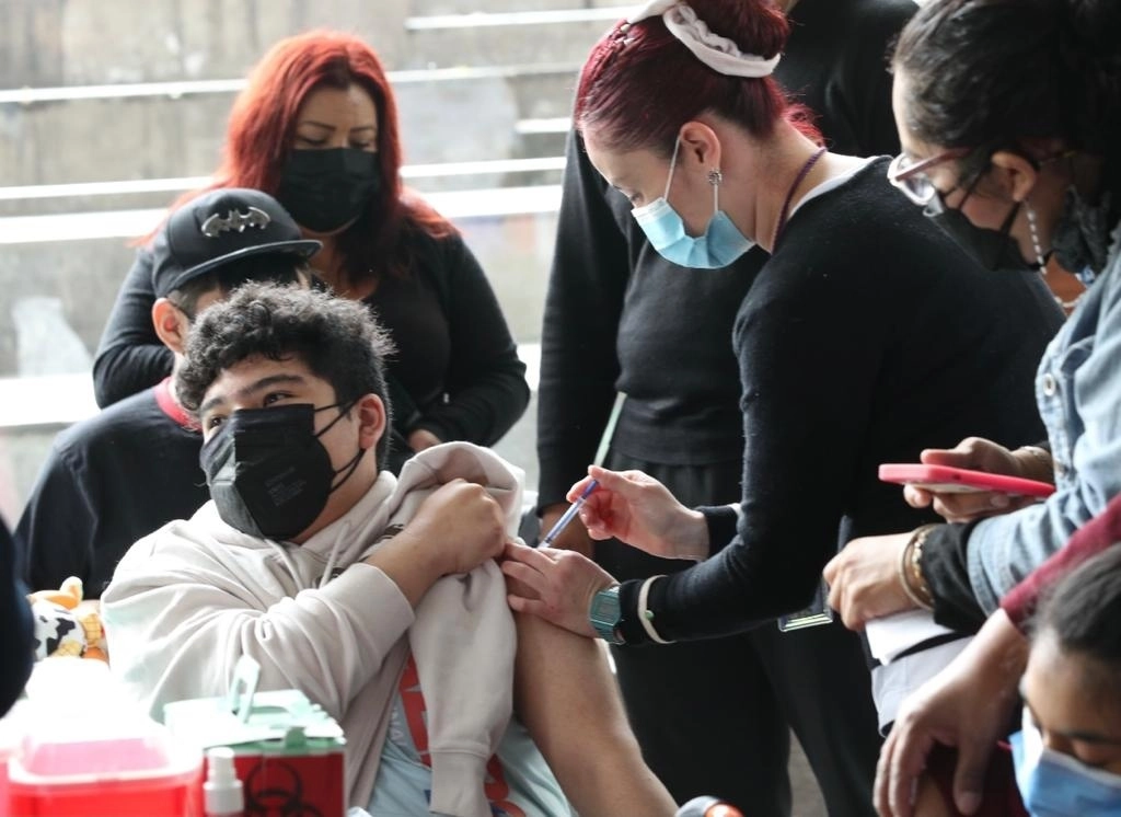 Vacunación de menores con comorbilidades en la Ciudad de México. Foto María Luisa Severiano / Archivo
