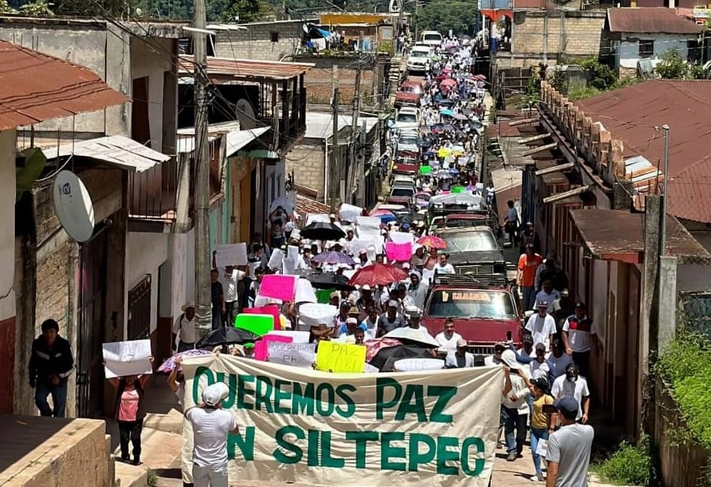 Movilización de unos 8 mil habitantes del poblado serrano de Siltepec para exigir que haya paz y seguridad. Expusieron que la violencia se ha agudizado en meses recientes por la disputa de territorios entre los cárteles de Sinaloa y Jalisco Nueva Generación, en septiembre pasado. Foto ‘La Jornada’