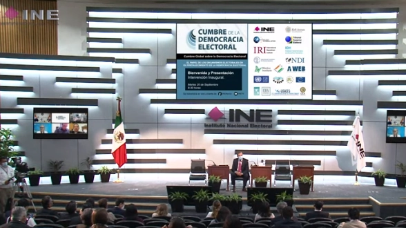 El consejero presidente del INE, Lorenzo Córdova, inauguró la “Cumbre global de la democracia electoral”, en la que participan personas y grupos vinculados a la Organización de las Naciones Unidas y la Organización de Estados Americanos. Imagen tomada de la transmisión en vivo
