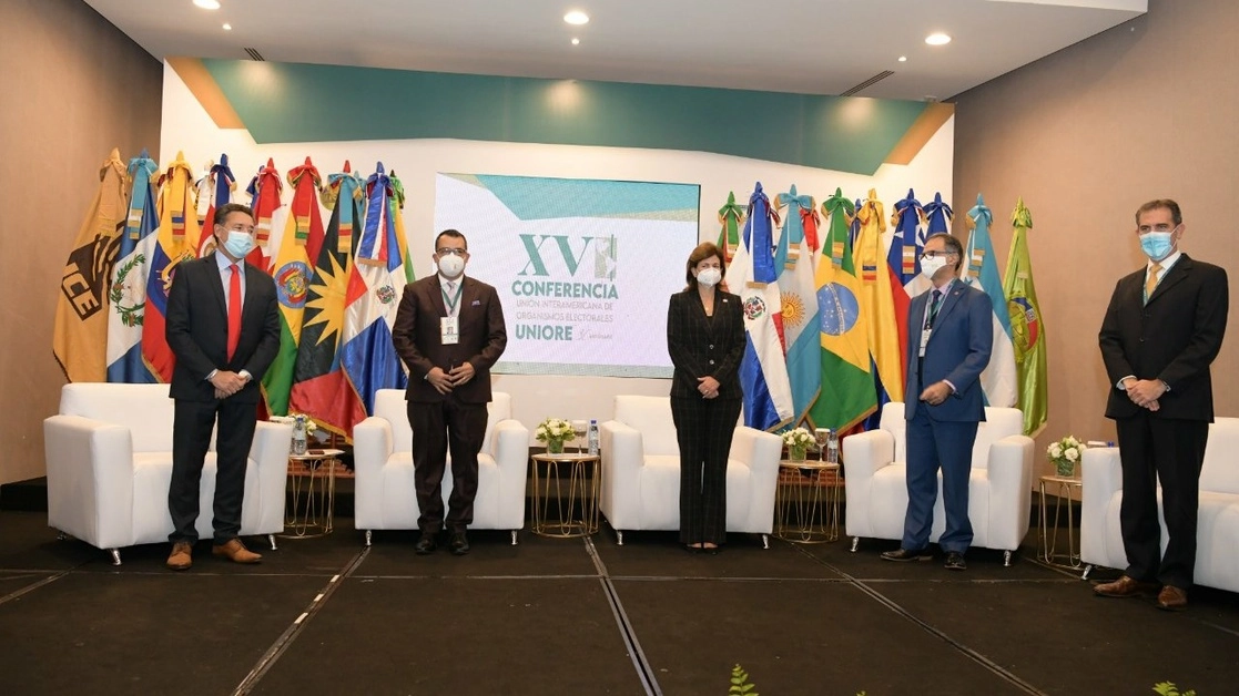 El consejero presidente del INE, Lorenzo Córdova (primero a la derecha) participó en la XV conferencia de la Unión Interamericana de Organismos Electorales, realizada en República Dominicana. Imagen tomada de https://twitter.com/UNIORE