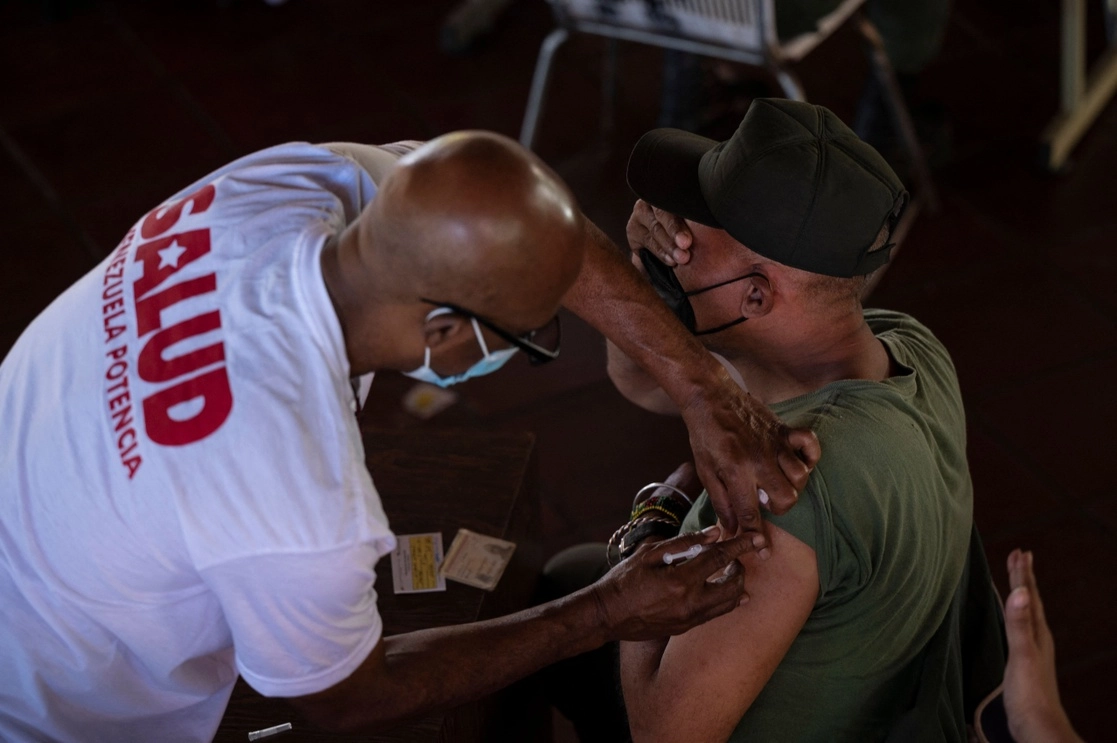 Un soldado del ejército venezolano recibe la primera dosis de la vacuna cubana candidata Abdala contra el Covid-19, durante una campaña de vacunación masiva en el complejo Andrés Blanco de Fuerte Tiuna en Caracas el 30 de junio de 2021. Foto Afp 