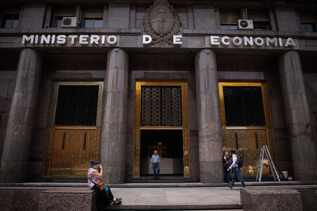 Sede del Ministerio de Economía argentino, en la ciudad de Buenos Aires, Argentina, el 13 de diciembre de 2023. Foto Xinhua