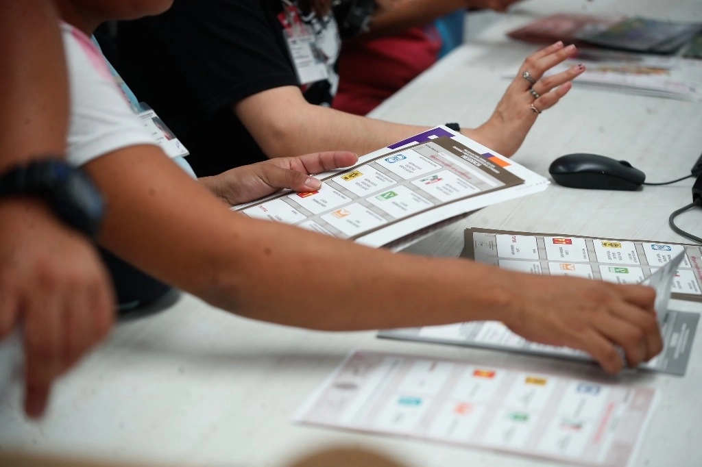 Trabajadores del INE realizan el proceso de conformación de los Paquetes Electorales Postales que se envían a la ciudadanía residente en el extranjero para su voto en la modalidad postal, así como su entrega a la mensajería, en las instalaciones del organismo, en la Ciudad de México, el 2 de mayo de 2024. Foto Cristina Rodríguez


