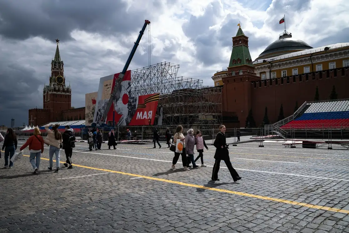 En la Plaza Roja de Moscú, trabajadores municipales instalan la decoración para el Día de la Victoria, en la capital rusa, el 27 de abril de 2022. Foto Ap