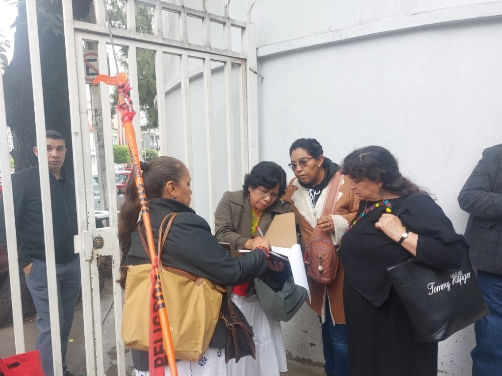 Personas afuera de la casa de transición de Claudia Sheinbaum, ubicada en la alcaldía Iztapalapa. Imagen Fernando Camacho 