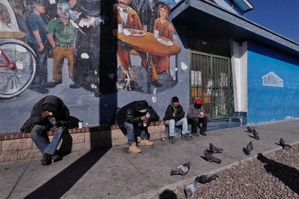 Migrantes centroamericanos esperan en los alrededores de la central de autobuses Limousine Express, después de haber cruzado la frontera de Ciudad Juárez al El Paso, Texas, el 19 de enero de 2025. Fotos Marco Peláez
