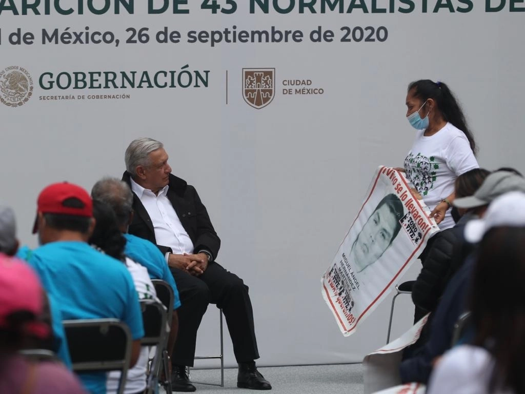 El presidente Andrés Manuel López Obrador durante el informe por los seis años de la desaparición de los 43 normalistas de Ayotzinapa, en Palacio Nacional. Foto José Antonio López