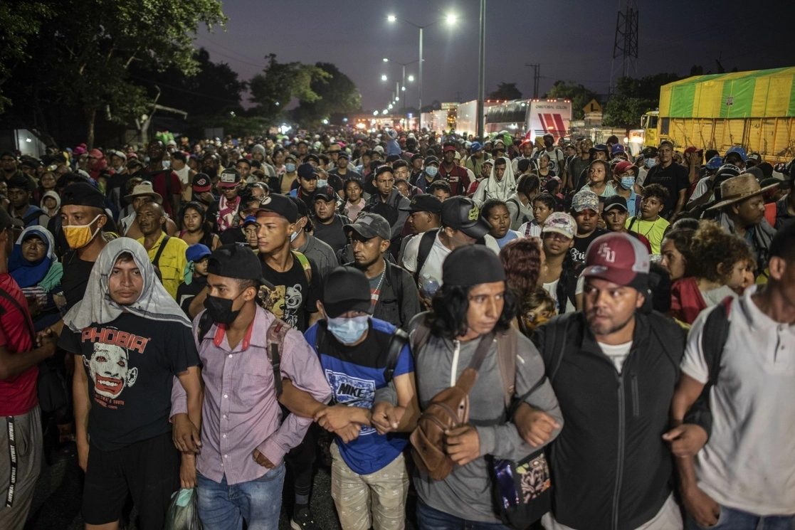 Migrantes caminan en caravana desde el estado de Chiapas rumbo a la Ciudad de México, el 25 de octubre de 2021. Foto Cuartoscuro