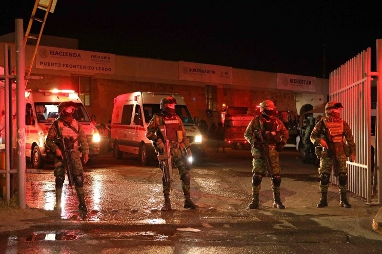 Policías resguardan las instalaciones de las instalaciones del Instituto Nacional de Migración en Ciudad Juárez tras el incendio, ocurrido la madrugada del 28 de marzo pasado. Foto Afp /archivo