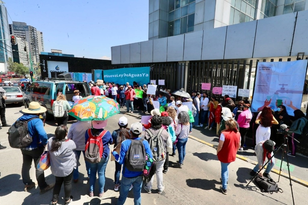 Integrantes de diversas organizaciones realizan un mitin en el marco del Día Mundial del Agua, frente a las instalaciones de Conagua, para exigir una nueva ley general que regule el abasto del vital líquido de manera equitativa, en la Ciudad de México, el 22 de marzo de 2023. Foto Roberto García Ortiz 