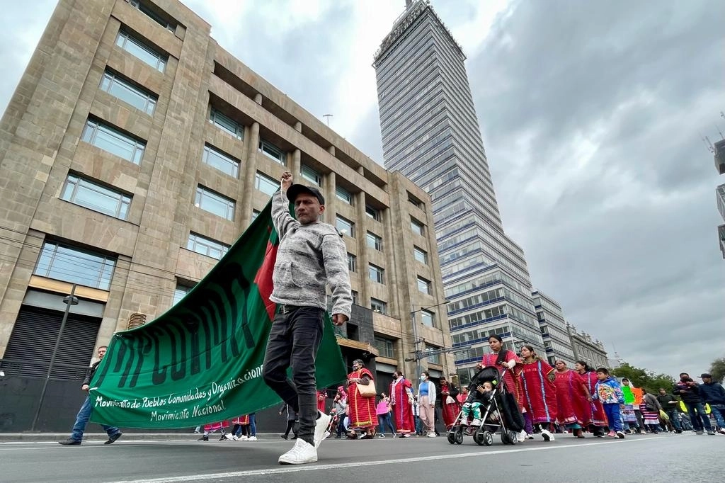 Integrantes del Movimiento de Pueblos, Comunidades y Organizaciones Indígenas marchan del Hemiciclo a Juárez al Zócalo con el objetivo de hacer públicos los derechos de sus integrantes así como la defensa de las demandas de los traductores indígenas y vivienda digna, en la Ciudad de México, el 6 de diciembre del 2023. Foto Roberto García Ortiz