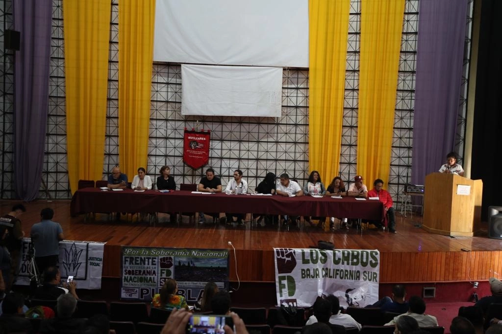 Integrantes del Frente en Defensa de la Soberanía Nacional, integrado por Morena y organizaciones sociales, durante el encuentro “México no es tierra de conquista. Alto a las trasnacionales y sus vendepatrias PRI, PAN, PRD Y MC”, en la Ciudad de México. Foto María Luisa Severiano