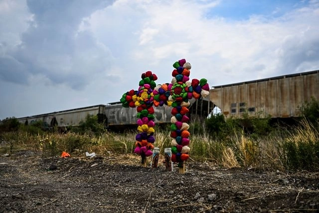 Diversas cruces fueron colocadas en el sitio donde fue hallado el tráiler. Foto Afp