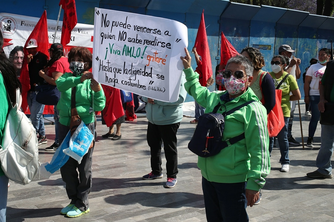 Integrantes de diversos colectivos invitaron a los peatones que andaban por Bellas Artes a participar en la consulta. Foto José Antonio López