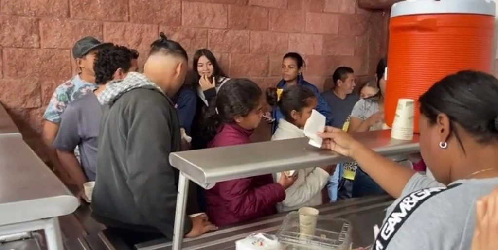 Ken Paxton dijo que el refugio para migrantes es un lugar donde se trafica con los que van a pedir ayuda. Foto La Jornada / archivo