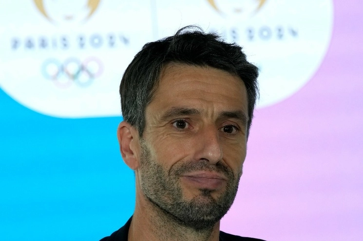 “Recientemente superamos la barrera de los mil millones de euros  (mil 100 millones de dólares) en ingresos garantizados por nuestros socios", afirmó Estanguet, el 18 de julio de 2023. Foto Ap
