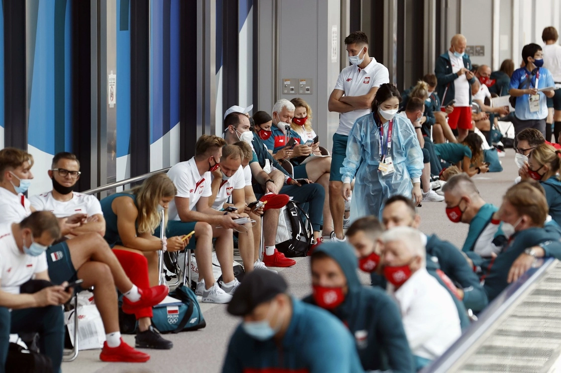 La delegación olímpica polaca espera ser sometida a pruebas de Covid-19 a su llegada al aeropuerto de Narita para su participación en los Juegos Tokyo 2020, el pasado 18 de julio. Foto AP 