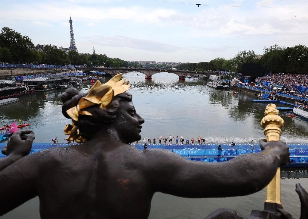 Atletas se sumergen en el río Sena durante el triatlón individual femenino en los Juegos Olímpicos de París 2024. Foto Xinhua    