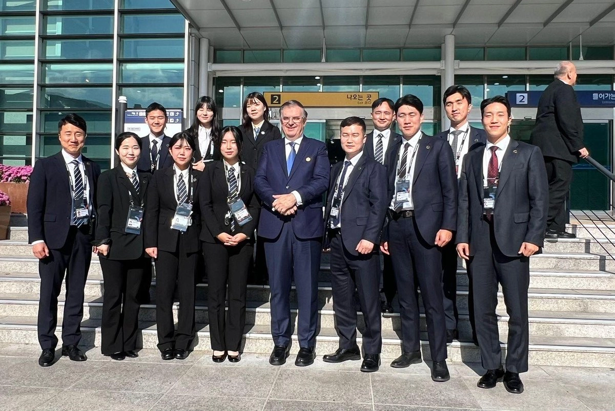 El secretario de Economía, Marcelo Ebrard, al centro, detalló que, tras concluir una gira por países asiáticos que destacan por su tecnología de punta, como Corea, Japón, China, “se logró su asistencia para abordar cinco temas prioritarios”. La imagen, durante su participación en la APEC 2025 en Corea del Sur. 