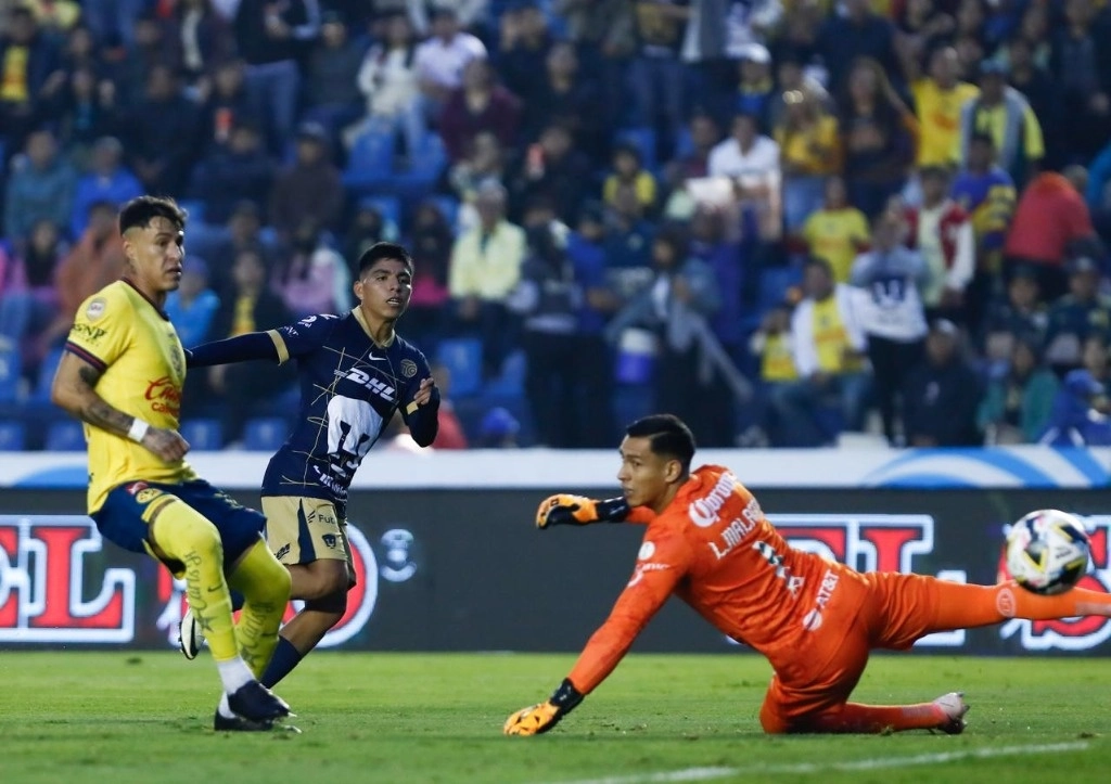 El peruano Piero Quispe marcó el único gol del duelo en el estadio Ciudad de los Deportes. Sobre estas líneas el festejo de los de la universidad frente a un graderío casi a plenitud. Foto Víctor Camacho