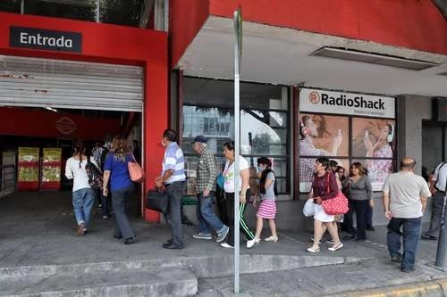 En varios centros comerciales se pone orden en el acceso de los compradores y se mantiene la sana distancia. Foto Marco Peláez