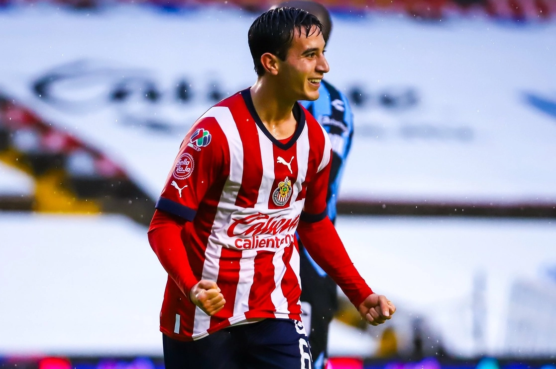 Sebastián Pérez Bouquet celebra su anotación. Foto @Chivas