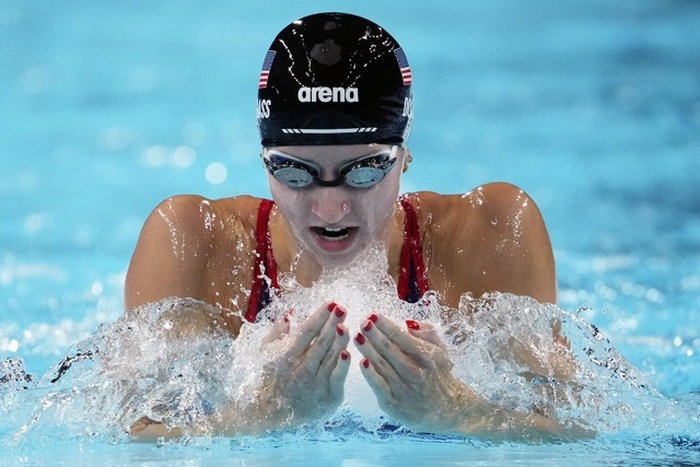 La estadunidense Kate Douglass se llevó este jueves la medalla de oro en los 200 metros pecho. Foto Ap