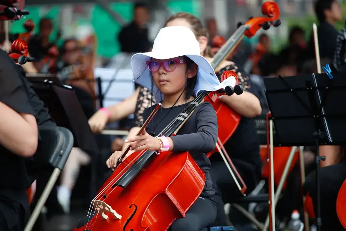 : La diversidad del arte musical se hizo patente con el animado concierto de la Orquesta Monumental Metropolitana ayer en el Zócalo de la Ciudad de México. La presentación reunió a más de 2 mil 600 músicos de 22 agrupaciones, con edades de 6 a 90 años, provenientes de la capital y del estado de México e Hidalgo. Interpretaron piezas de la gran música de concierto, ópera, tango, pop y cumbia, así como rock nacional y en inglés. 