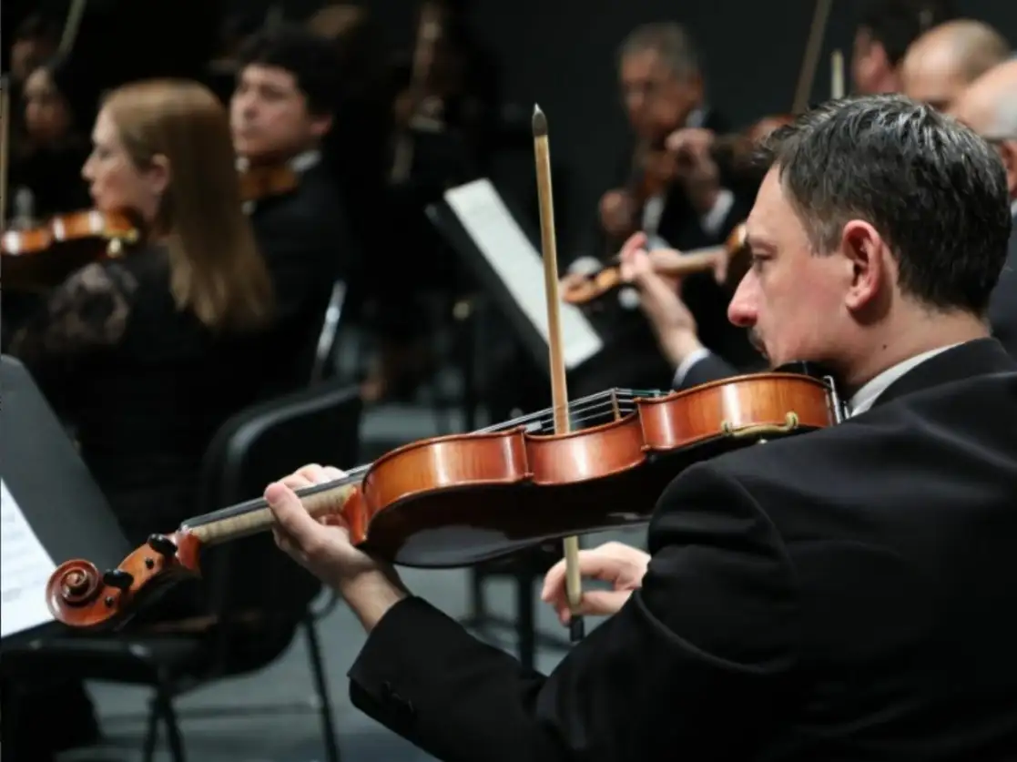 La Orquesta Sinfónica de la Universidad Autónoma de Nuevo León (OSUANL) empezará este jueves sus actividades de 2021 con su tradicional Concierto de Año Nuevo, que debido a la pandemia, será con la agrupación dividida en ensambles, repertorio de música de cámara y bajo el formato de videograbaciones digitales. Foto tomada del sitio http://orquestasinfonica.uanl.mx / Archivo